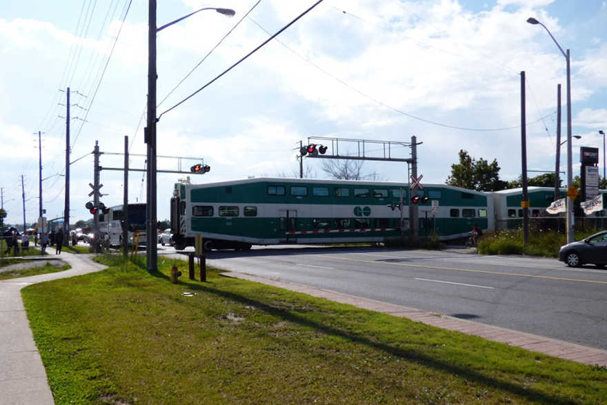 Current railway crossing at Steeles Avenue East.