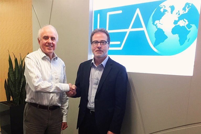 Terry-President-Announcement-Photo-Formatted.jpg Former LEA President Dave Saunders shaking hands with current LEA President Terry Wallace.